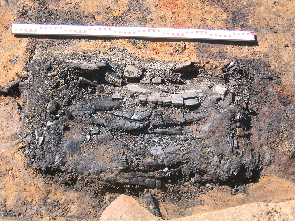 культурный слой земли. следы пожарищ. сгоревший лес пепел. раскопки в ярославле монгольское нашествие. мерзлотно-таежные почвы.